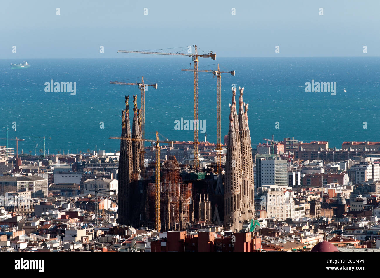Blick auf die Sagrada Familia und das Meer-Barcelona, Spanien Stockfoto