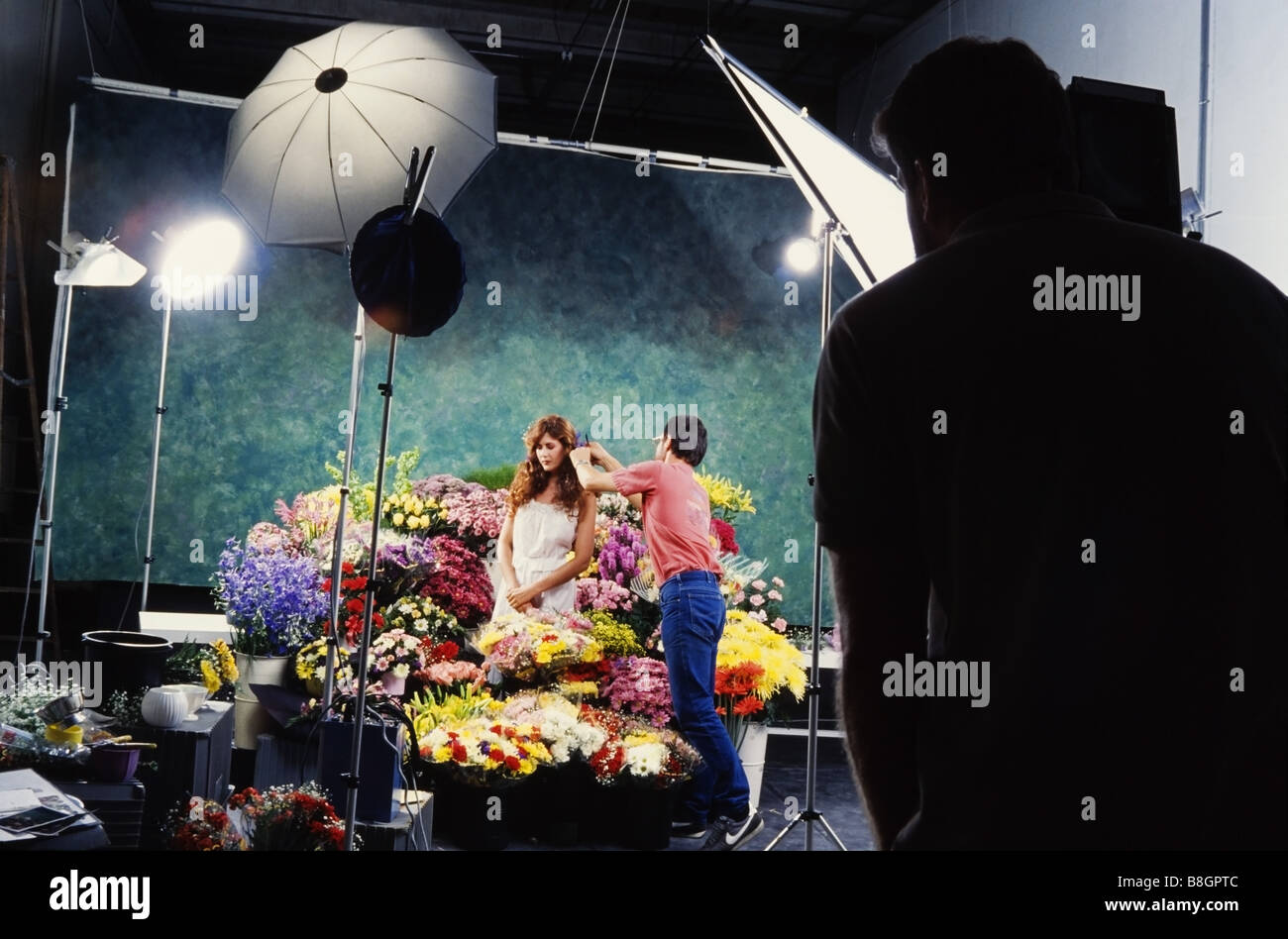 Leute arbeiten, Fotograf im Studio mit Modelle und Requisiten und Stylisten. Stockfoto