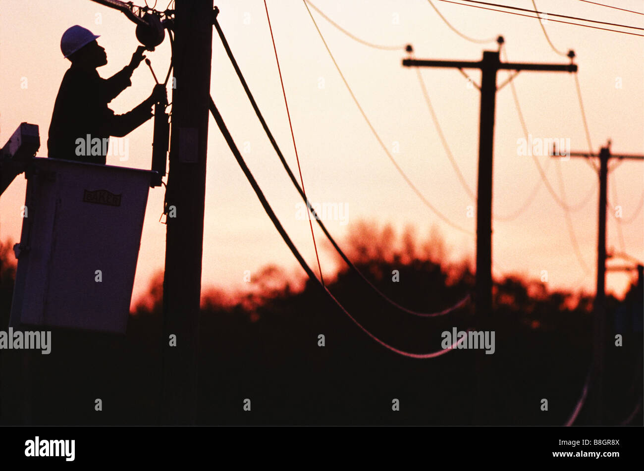 Menschen, die arbeiten, Telefon Lineman arbeiten an Telefonmast im Eimer heben Stockfoto