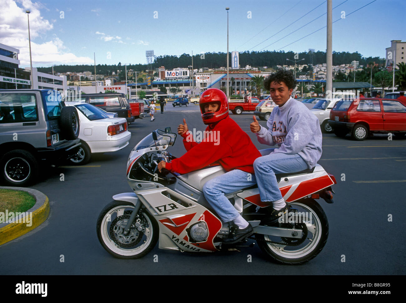 2, zwei, ecuadorianische Männer, junge Erwachsene Männer, Männer, Motorrad fahren, Motorradfahrer, Motorradfahrer, Quito, Pichincha Provinz, Ecuador, Südamerika Stockfoto