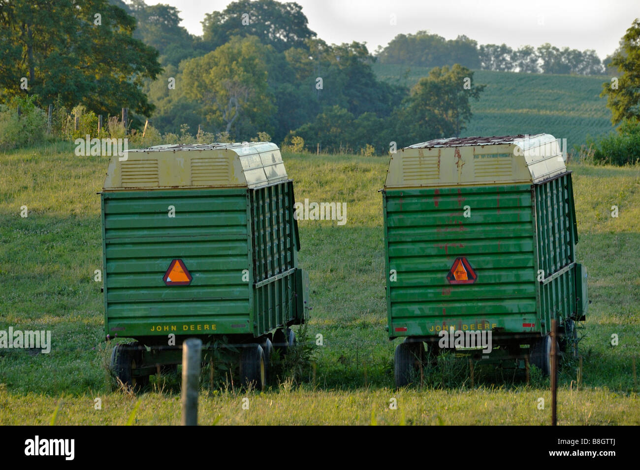 Zwei Wagen für Viehfutter auf einer Farm in Kentucky USA auf dem Bauernhof Stockfoto