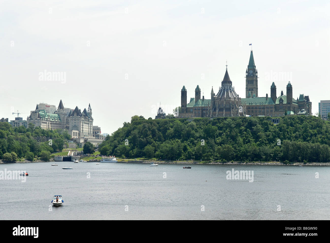 Kanadas Parliament Hill mit Ottawa-Fluss im Vordergrund. Stockfoto