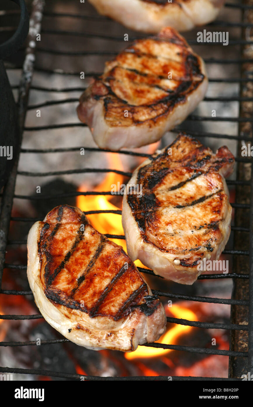 Bangalow Schweinekoteletts Grillen über offenem Feuer Stockfoto
