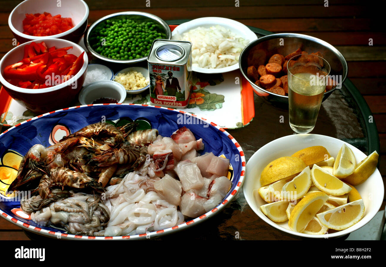 Die Zutaten einer Paella hinzugefügt werden Stockfoto