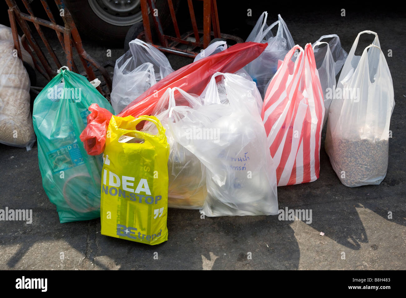 Tragetaschen voller shopping im Chatuchak Weekend Market Bangkok Stockfoto