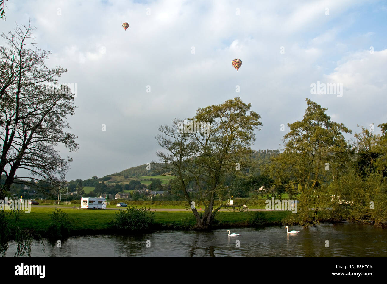 Heißluftballons in der Ferne in den Peak District Derbyshire England UK Stockfoto
