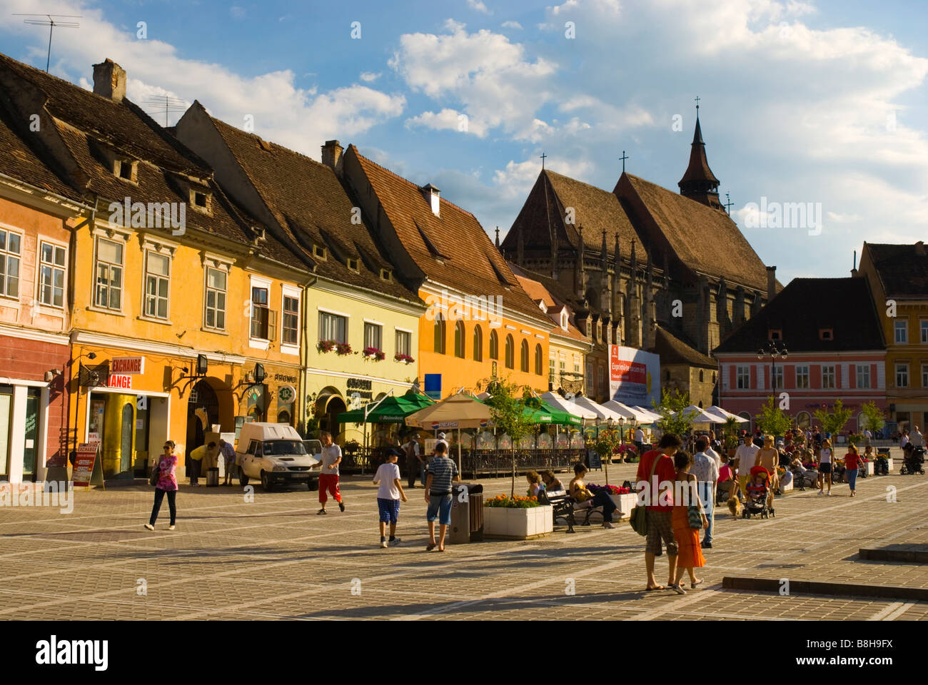 Piata Sfatului Platz mit der Schwarzen Kirche in Kronstadt Siebenbürgen Rumänien im Hintergrund Stockfoto