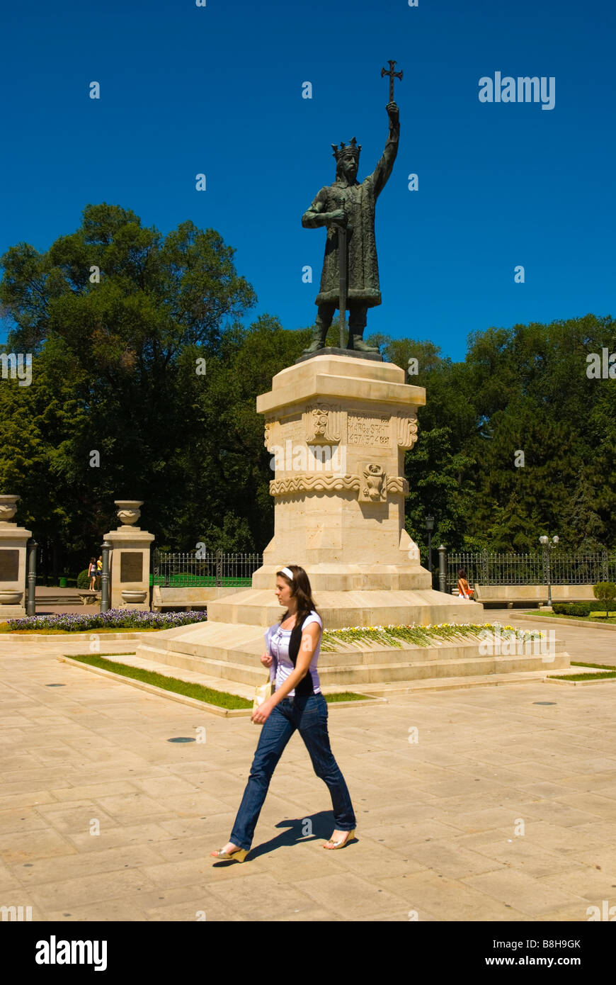 Frau zu Fuß vorbei an Statue von Stefan Cel Mare in Chisinau-Moldawien-Europa Stockfoto