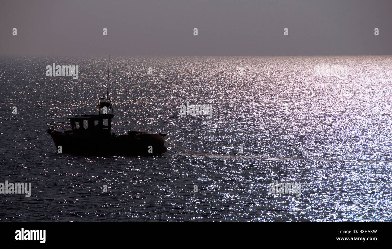 Silouhette Fischerboot vor Southwold Pier Suffolk UK Stockfoto
