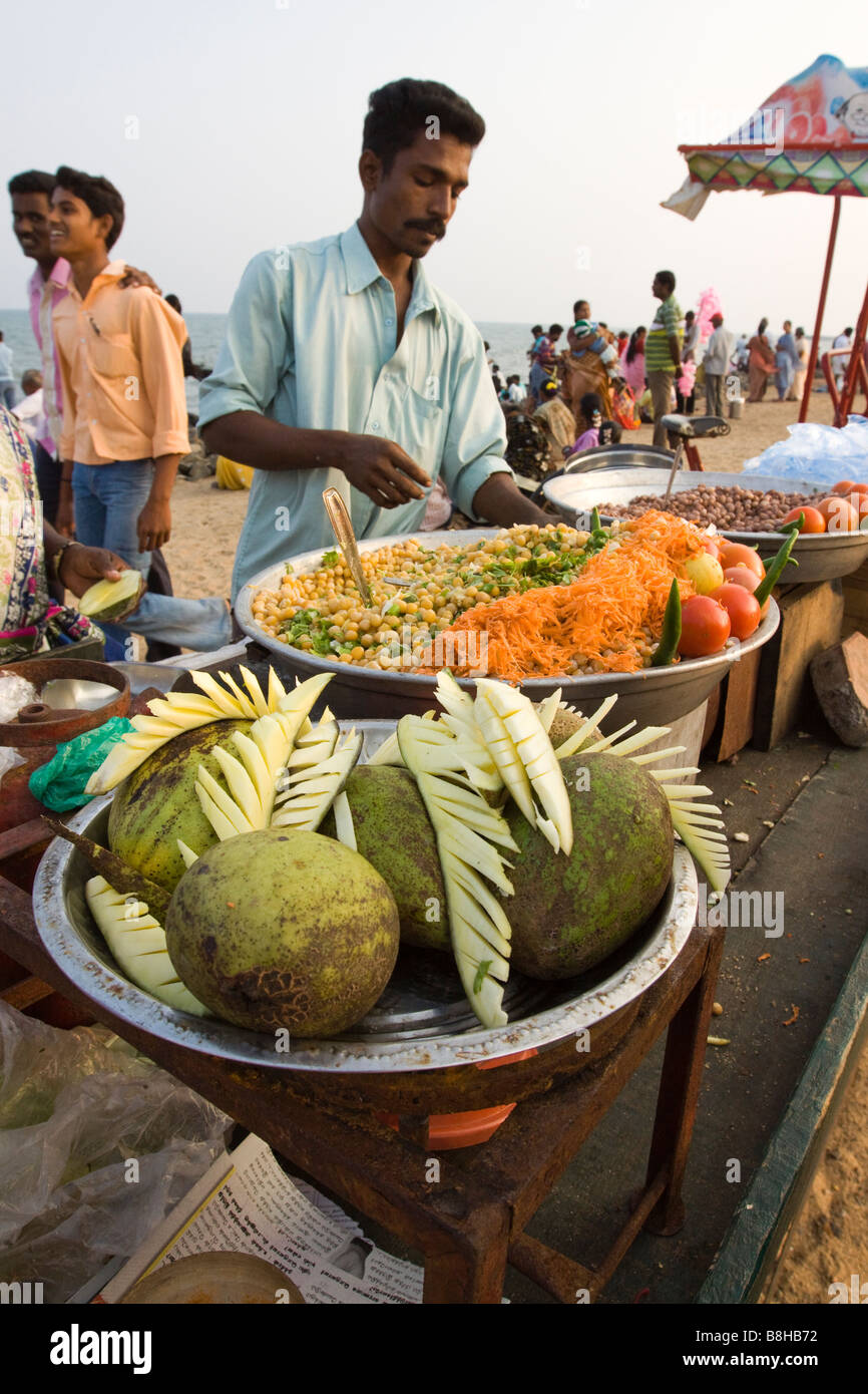 Indien Pondicherry indische Touristen Entspannung am Meer promenade am späten Nachmittag kaufen Mango Scheiben Stockfoto