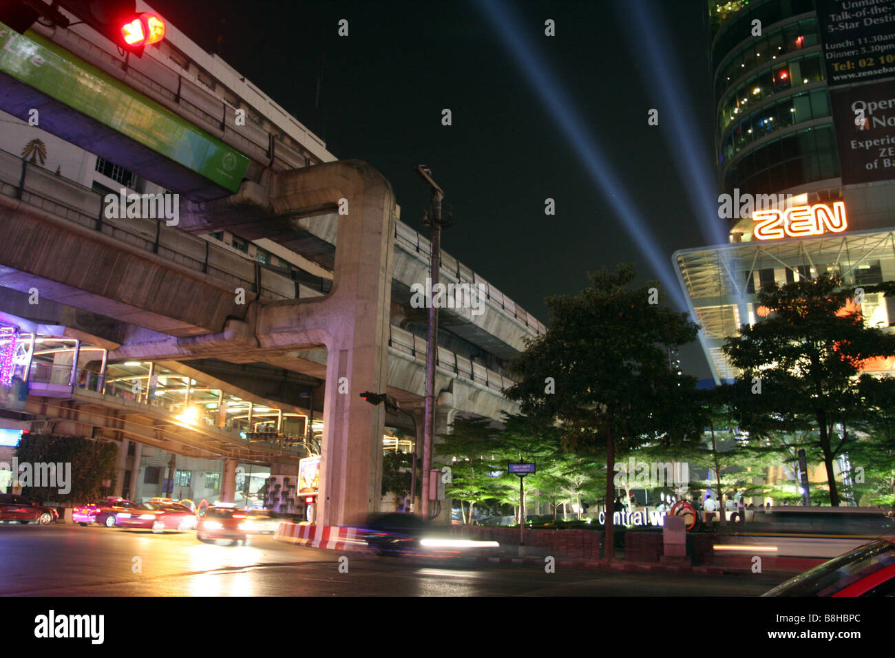 Bangkok Skytrain in der Nacht Stockfoto