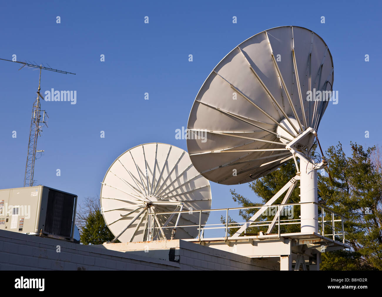 ARLINGTON VIRGINIA USA Satellitenschüssel für Kabel-TV auf Dach Stockfoto