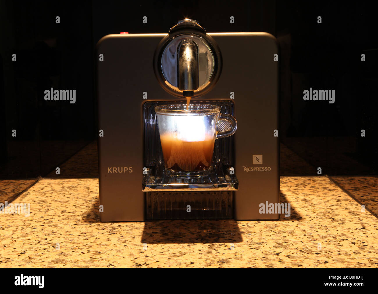 Krups Espresso-Maschine liefert heißen Kaffee Stockfoto