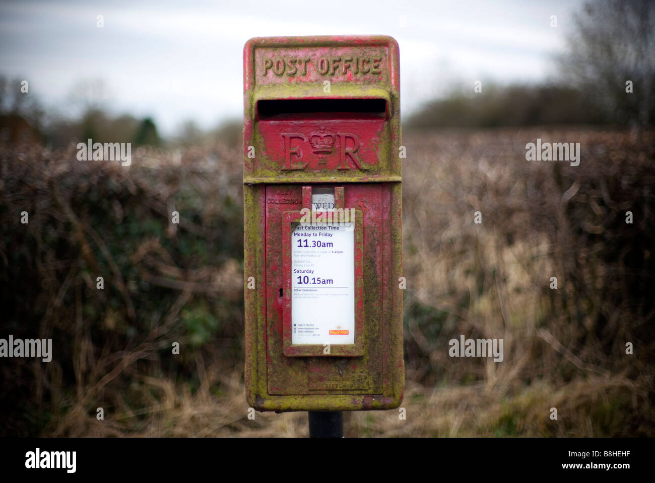 Ein Royal Mail-Briefkasten in einer ländlichen Umgebung Worcestershire England UK Stockfoto