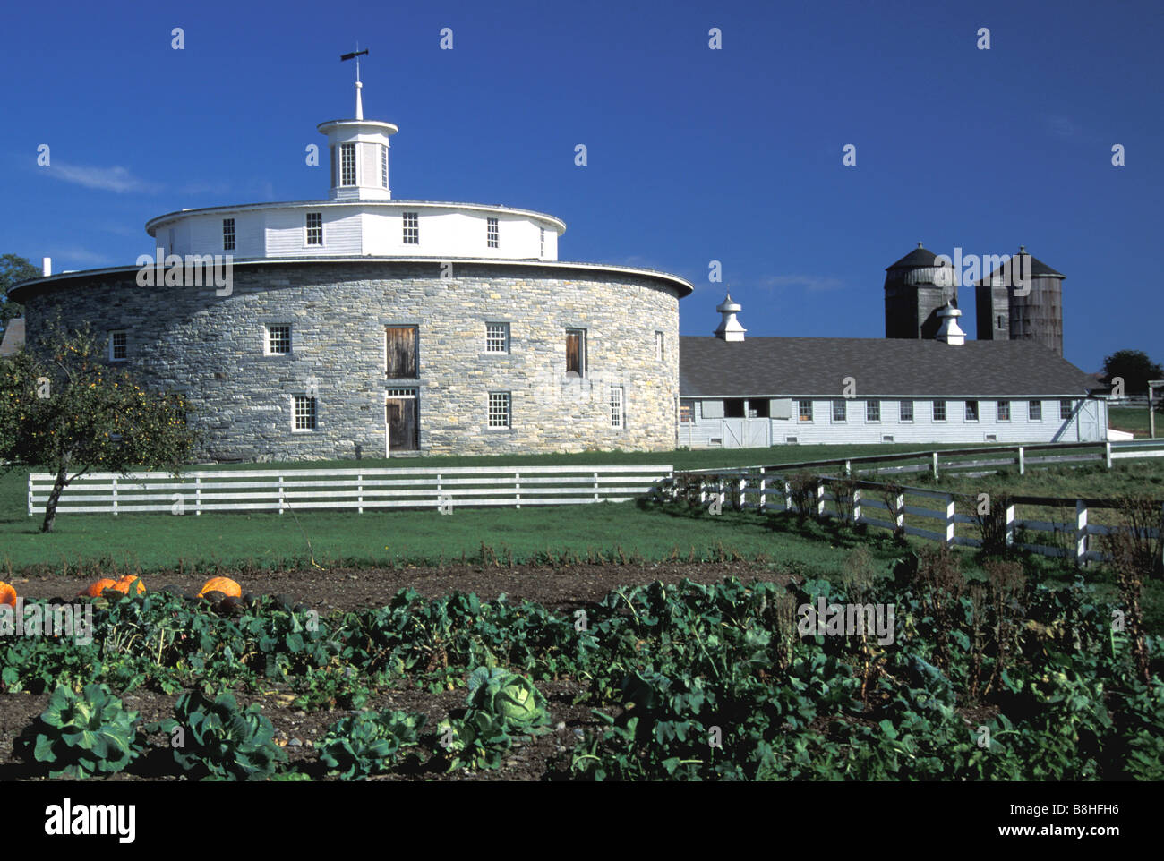 Runden Stein Scheune am Hancock Shaker Village in Hancock, Massachusetts, USA Stockfoto