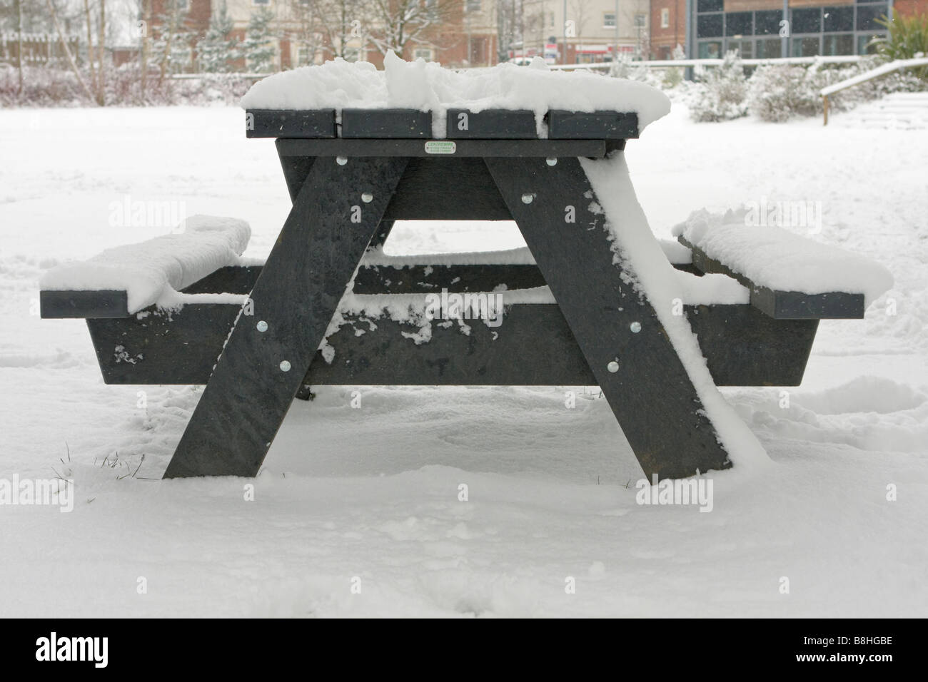 Picknickbank mit Schnee bedeckt Stockfoto