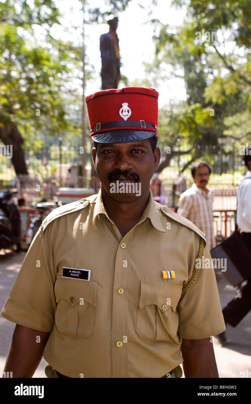 Indien-Pondicherry Polizist trägt rote französische Polizei Käppi Hut Stockfoto
