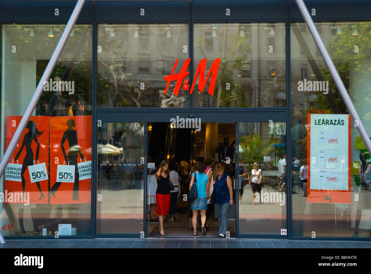Vorderseite des H M Bekleidungsgeschäft am Vörösmarty ter Platz in Belveros  Bezirk Budapest Ungarn Europa Stockfotografie - Alamy