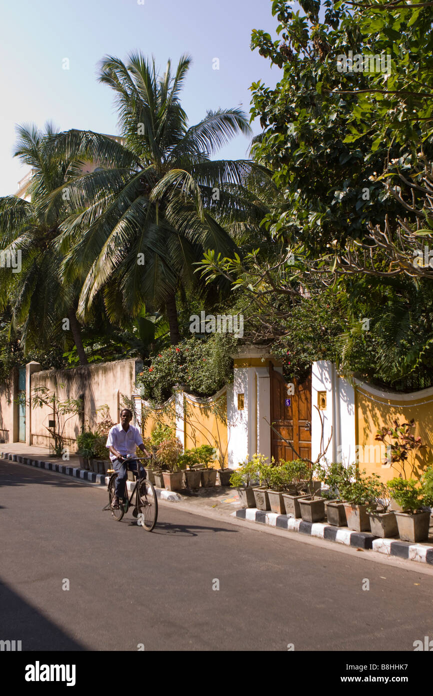 Indien Pondicherry Rue Dumas Mann Radfahren hinter Eingang des französischen Kolonialhaus Stockfoto