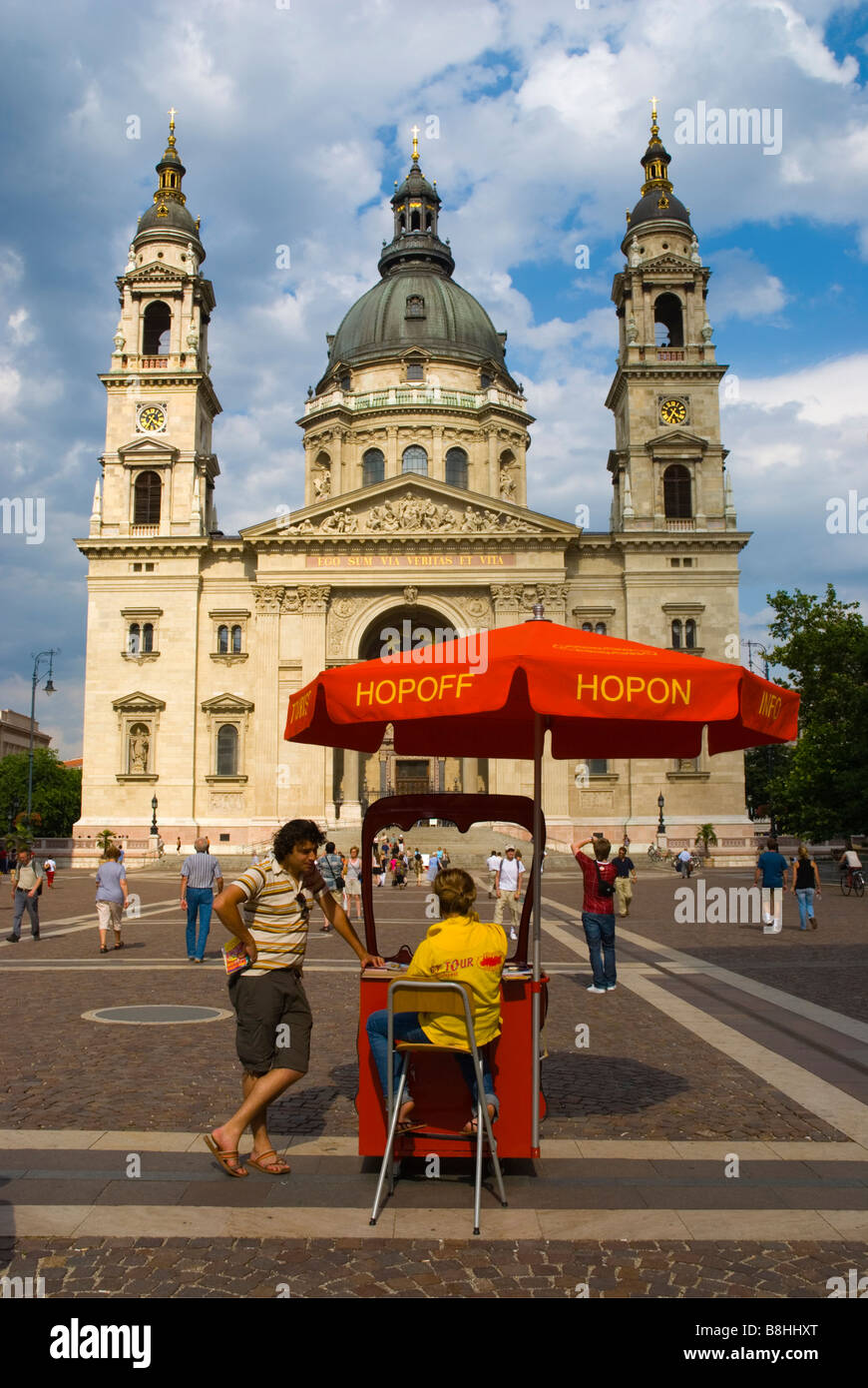 Sightseeing Tour-Info-Stand vor Szent Istvan Bazilika Kirche in zentralen Budapest Ungarn Stockfoto
