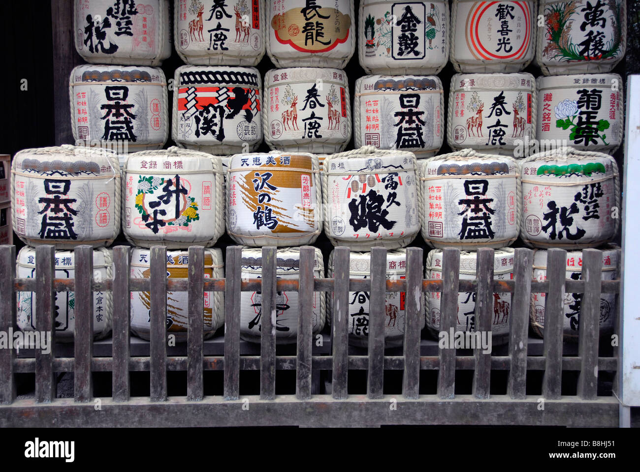 Sake-Fässer im Inneren Tempel Nara, Japan Stockfoto