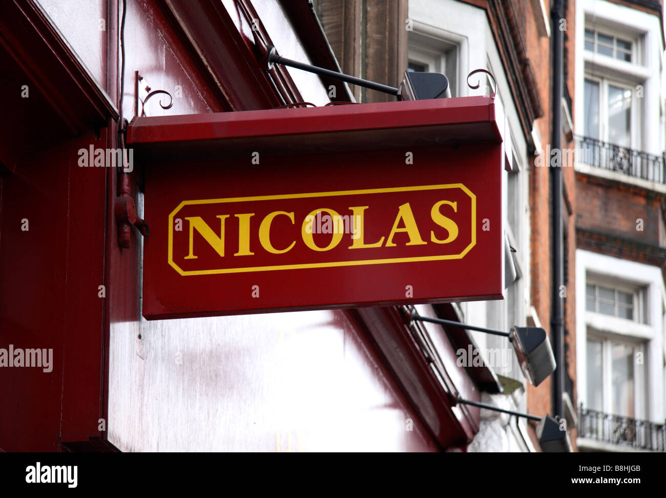 Ein Schild über der Nikolaus Wein Händler, Knightsbridge, London. Feb 2009 Stockfoto