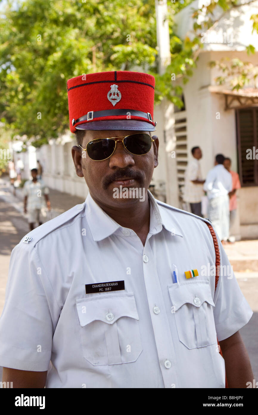 Indien-Pondicherry Polizist trägt rote französische Polizei Käppi Hut Stockfoto