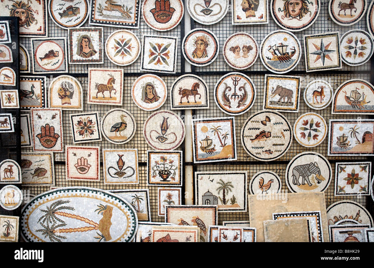 In der Nähe von Tunesiens Carthage Ruinen und ein Museum zeigt ein Shop für Verkauf Artefakte und Mosaik Fliesen Platten auf traditionelle Themen Stockfoto