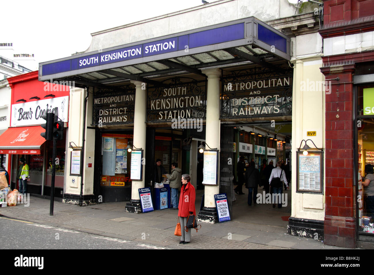 Eingang zur U-Bahn-Station South Kensington, London. Feb 2009 Stockfoto