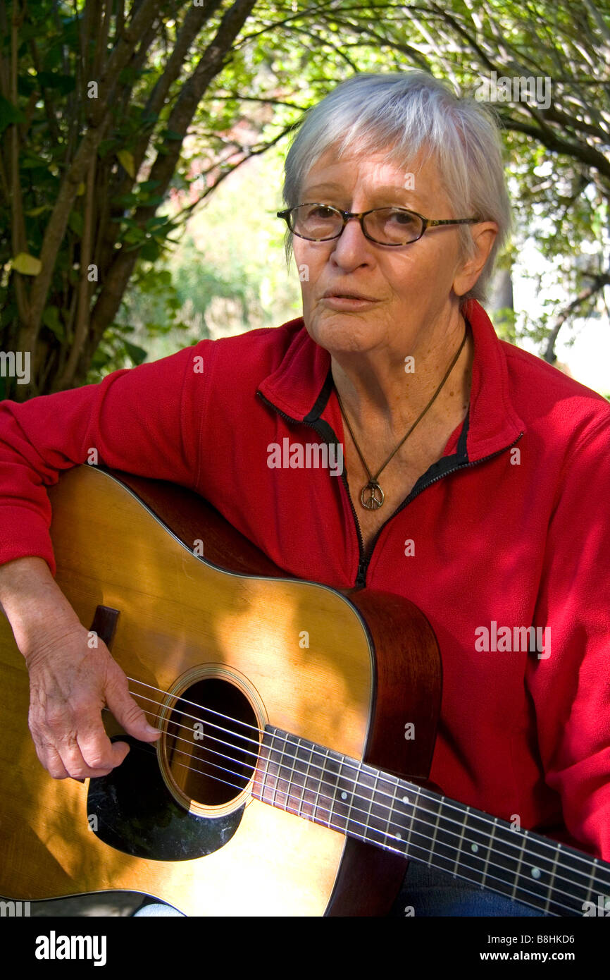 Amerikanische Folk-Sängerin Songwriterin Sorrels Rosalie Gitarre spielen bei ihr zu Hause in der Nähe von Boise, Idaho Stockfoto