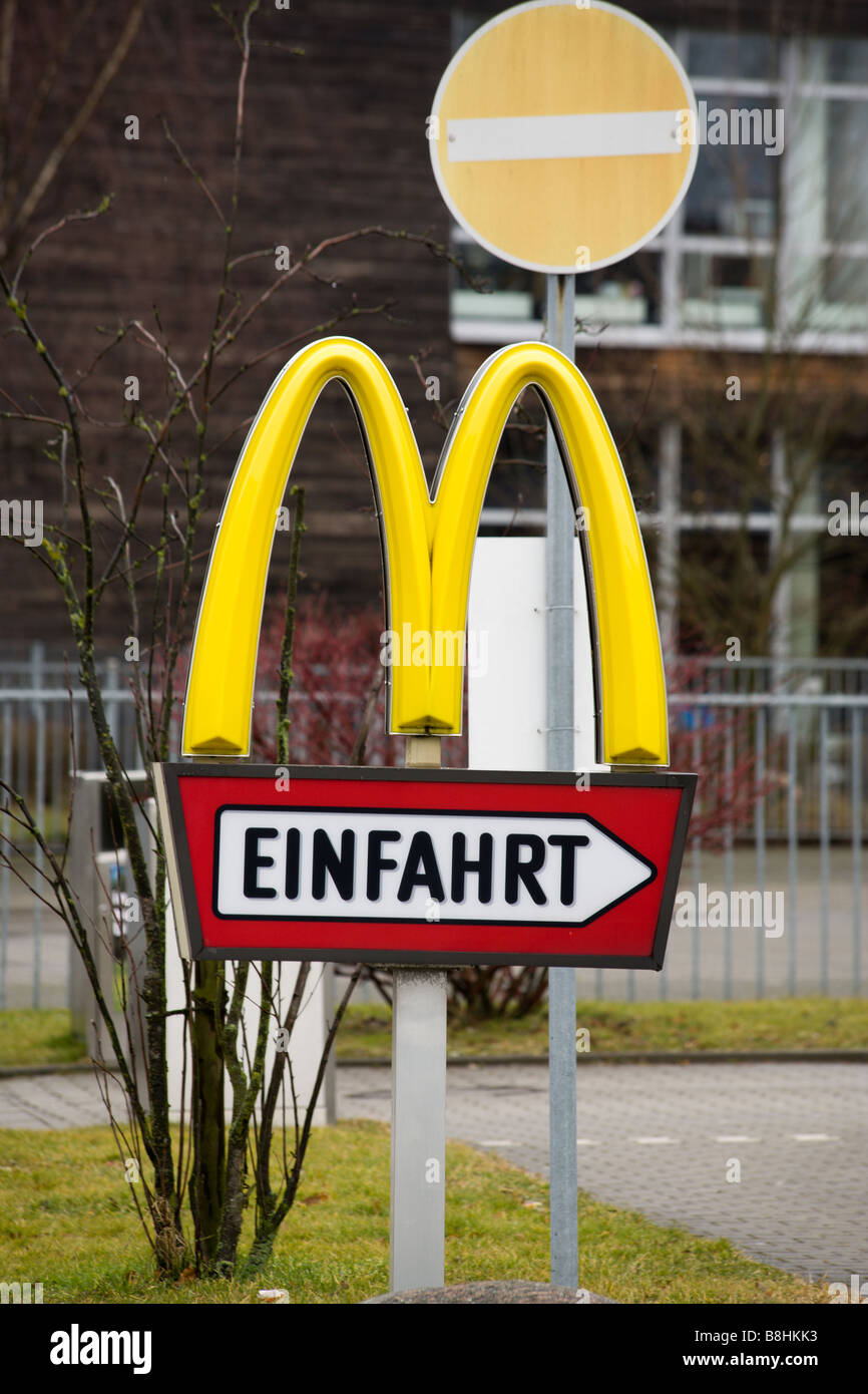 McDonalds-Schild am Parkplatz Eingang vom Restaurant, kein Eintrag Zeichen hinter Stockfoto