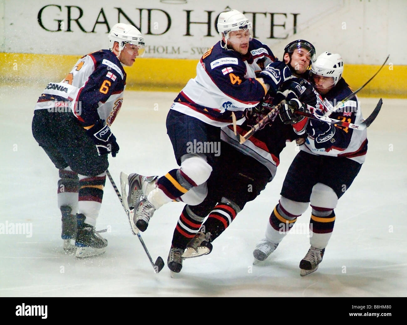 Eishockey getroffen / Body Check Stockfotografie Alamy