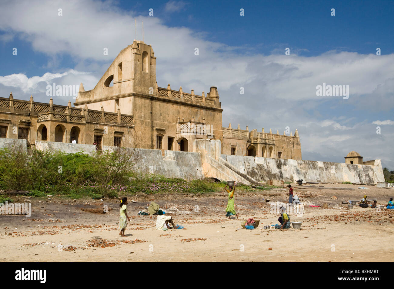 Indien-Tamil Nadu Tranquebar Tharangambadi dänischen kolonialen Küstenwall Muschelsammler am Strand Stockfoto