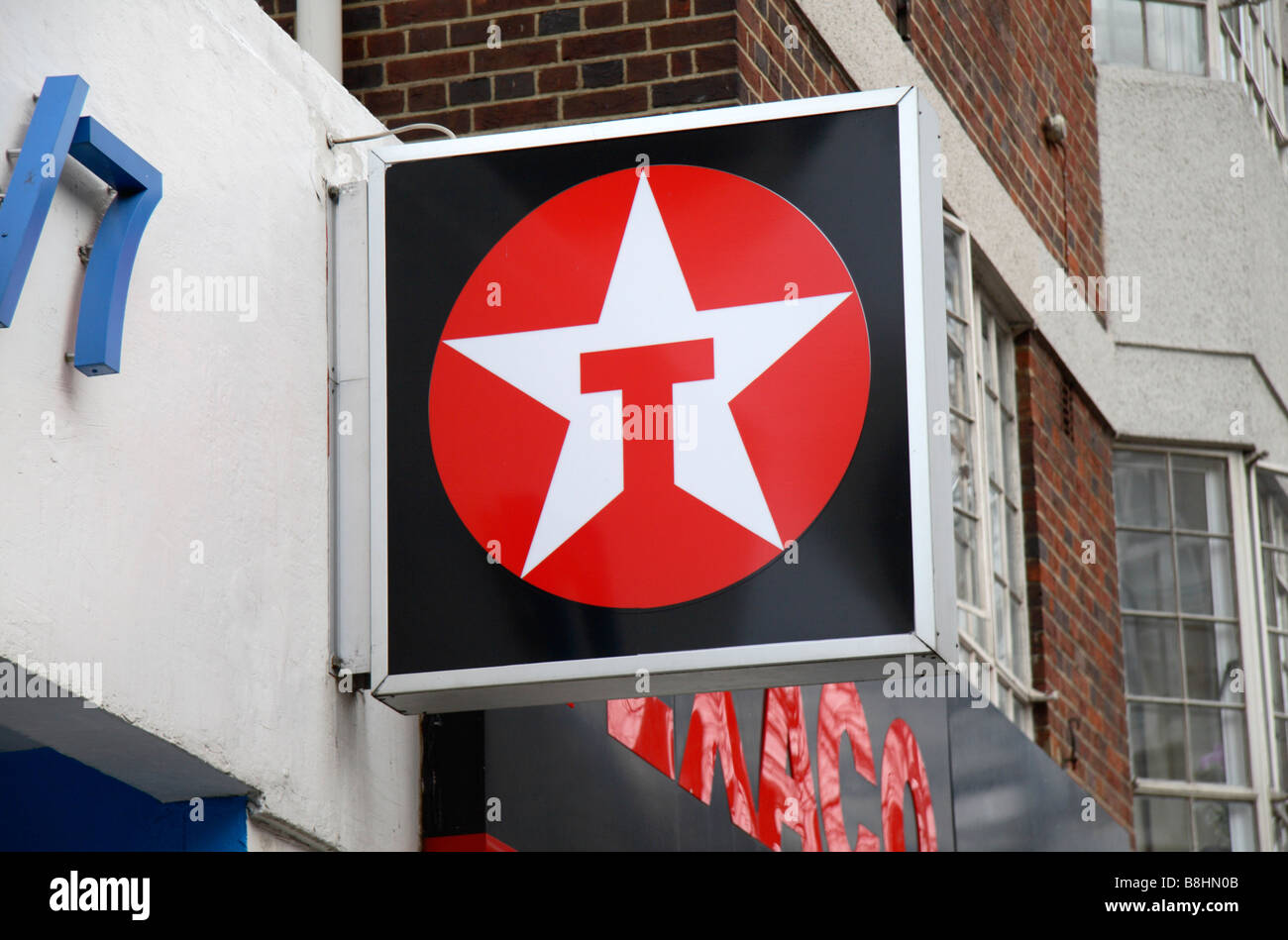 Ein Schild über der Texaco Benzin Garage auf Sloane Avenue, London. Feb 2009 Stockfoto