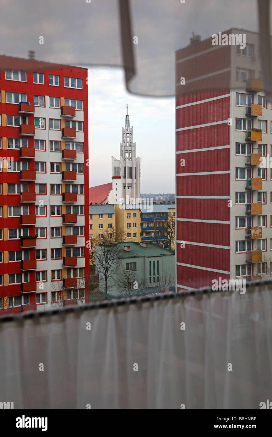 Sozialistischen Highrise Blocks vom Ende der 70er Jahre und eine katholische Kirche in Bialystok in Polen Stockfoto