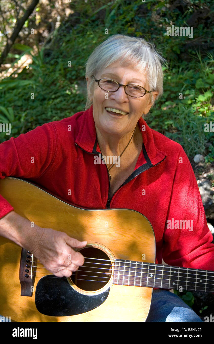 Amerikanische Folk-Sängerin Songwriterin Sorrels Rosalie Gitarre spielen bei ihr zu Hause in der Nähe von Boise, Idaho Stockfoto