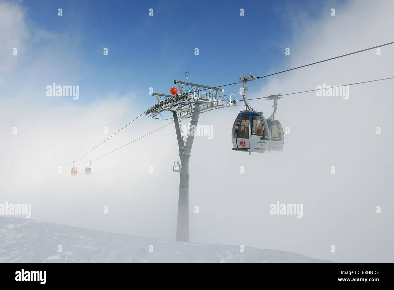 der längste Skilift in der Welt am Nassfeld verschwindet in den Wolken Stockfoto