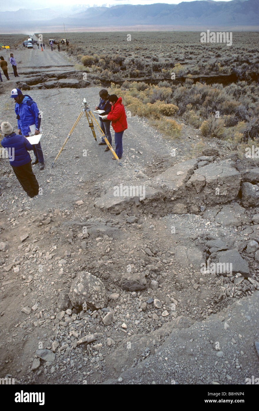 Menschen, die Beurteilung von Schäden durch das Erdbeben Borah Peak des 28. Oktober 1983 in der Nähe von Mackay Idaho Stockfoto