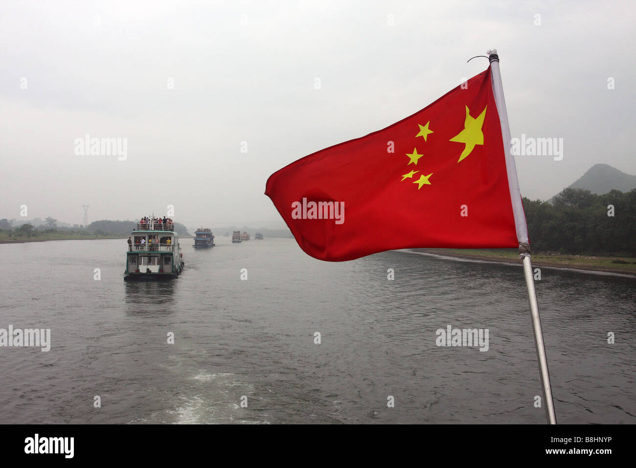 chinesische Flagge auf Boot während der Li-Fluss Kreuzfahrt Stockfoto