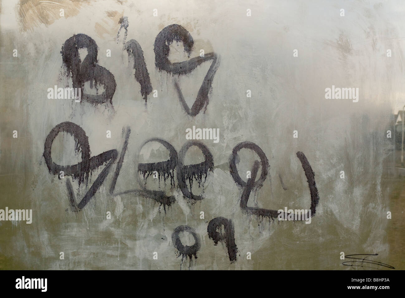 Graffiti Stift 'Tag' auf ein Bus-Tierheim-Fenster Stockfotografie - Alamy