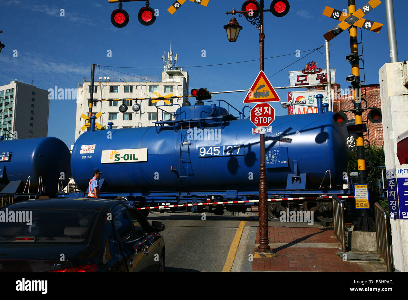 Steet Szene in Busan (Pusan) in Südkorea, verläuft ein Güterzug Transport durch Stockfoto
