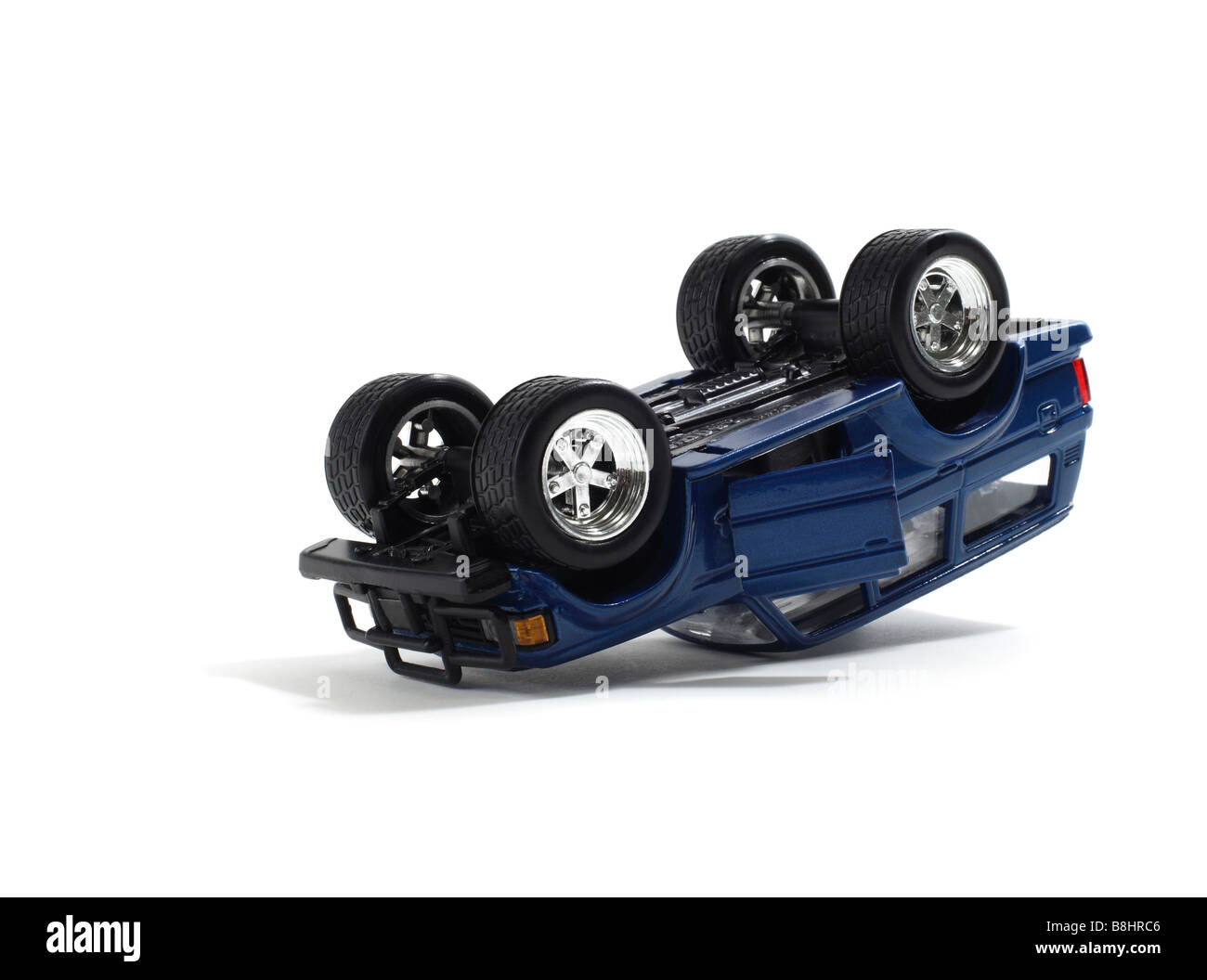 Studioaufnahme von einem umgestürzten Modellfahrzeug Stockfoto