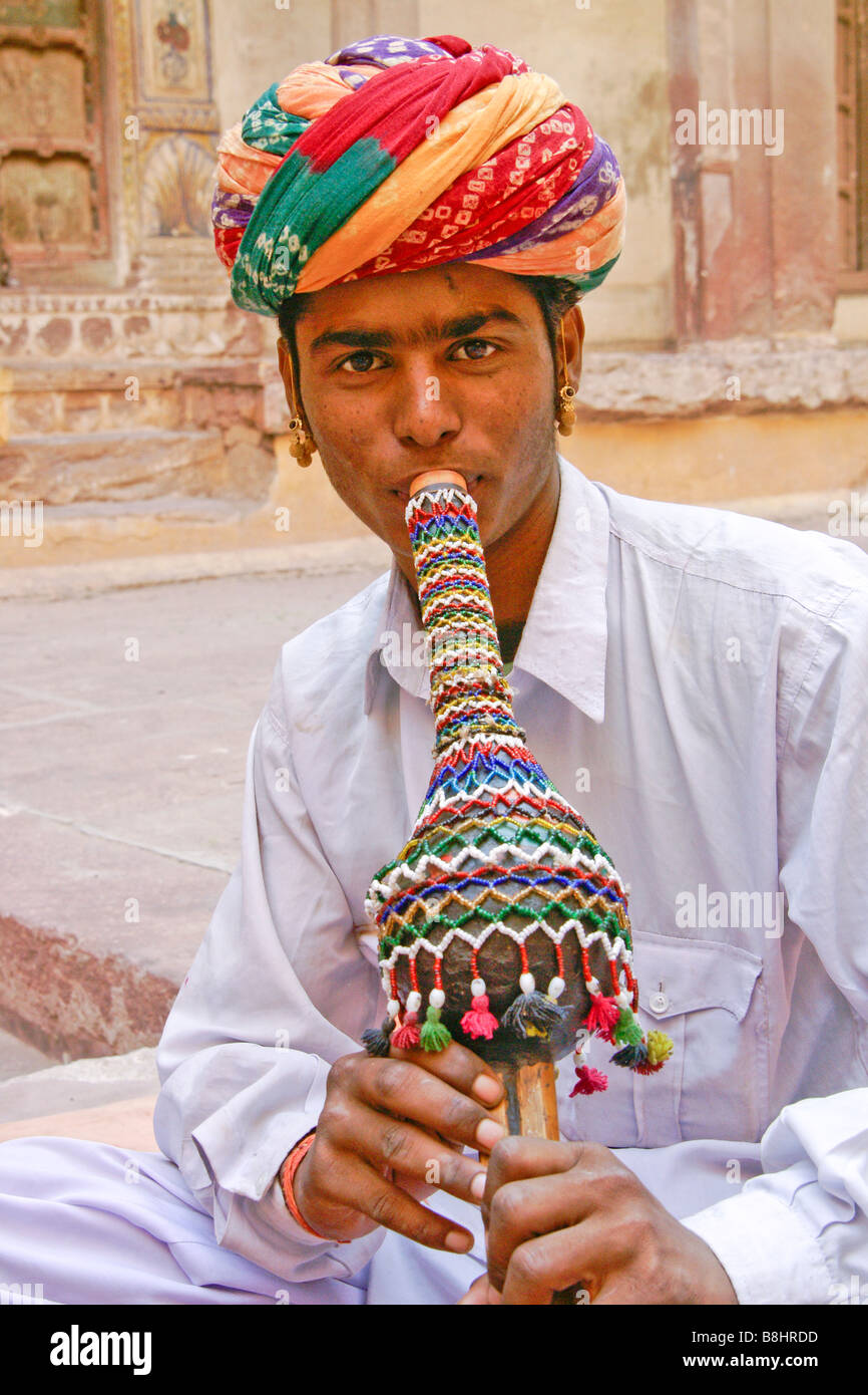 Rajasthani Mann spielt Blasinstrument, Jodhpur, Indien Stockfoto