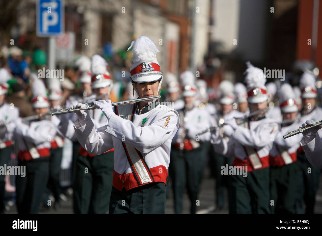 Die Teilnehmer, Zuschauer und Zeichen und Parade Zuschauer in der St. Patricks Day Parade, Dublin, Irland Stockfoto