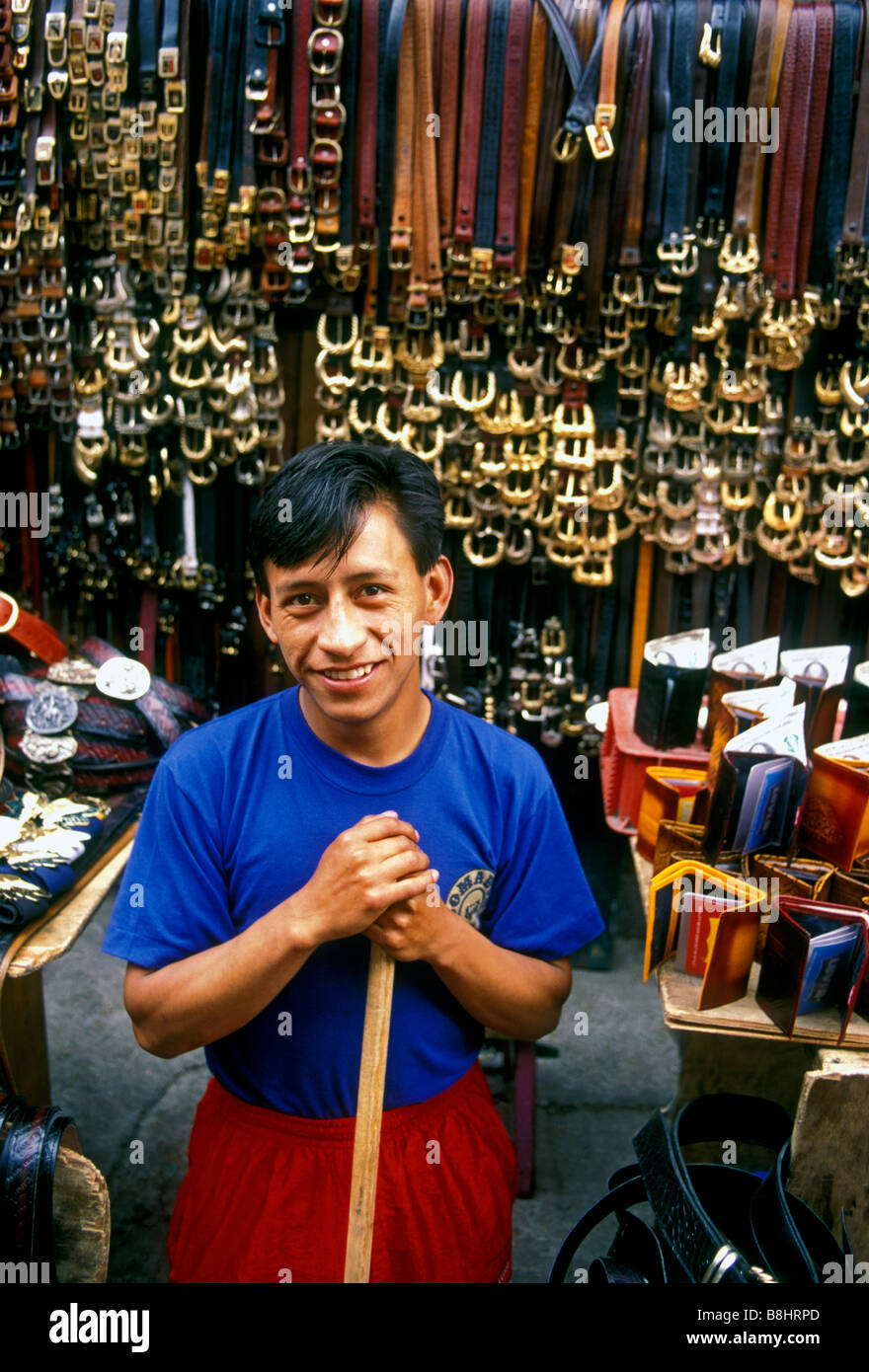 1, 1, ecuadorianischen Mann, Verkäufer, Verkauf von Lederwaren, Ipiales Markt, Mercado Ipiales, Quito, Provinz Pichincha, Ecuador, Südamerika Stockfoto