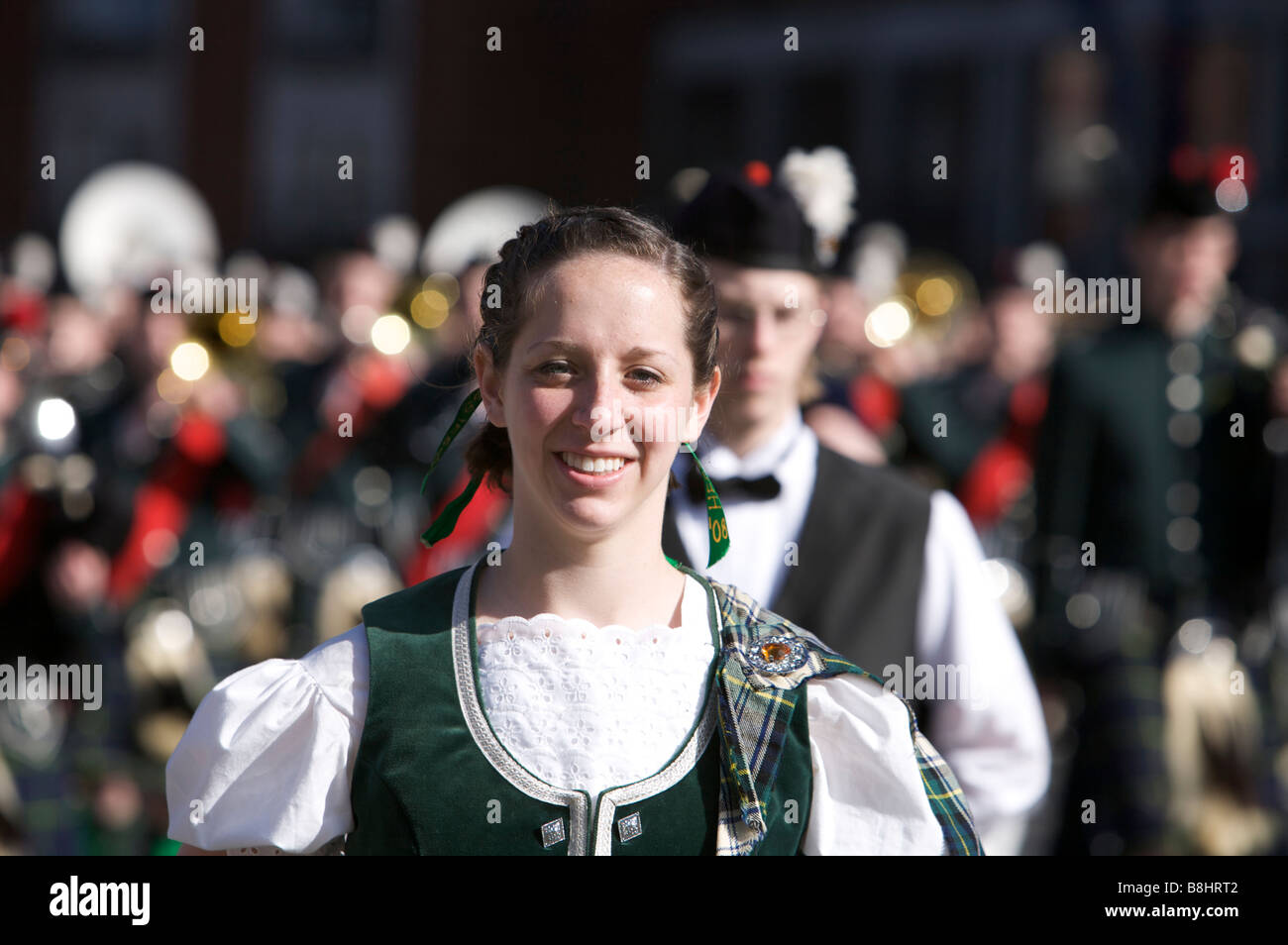 Ein Teilnehmer lächelt, das Publikum in der St. Patricks Day Parade in Dublin Irland Stockfoto