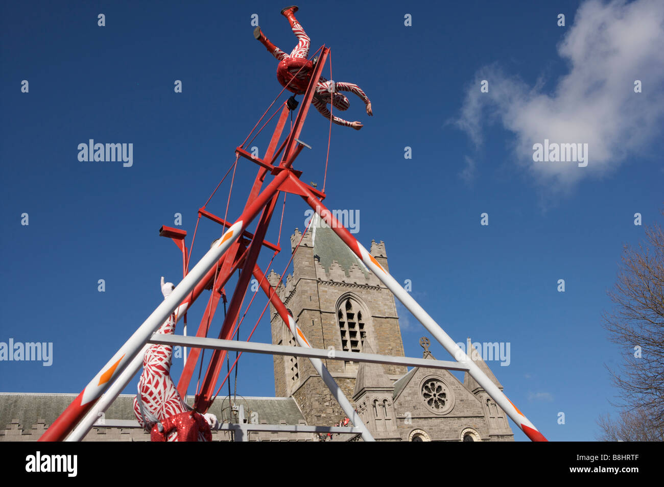 Akrobaten zu beteiligen, in der St. Patricks Day Parade in Dublin Irland Stockfoto