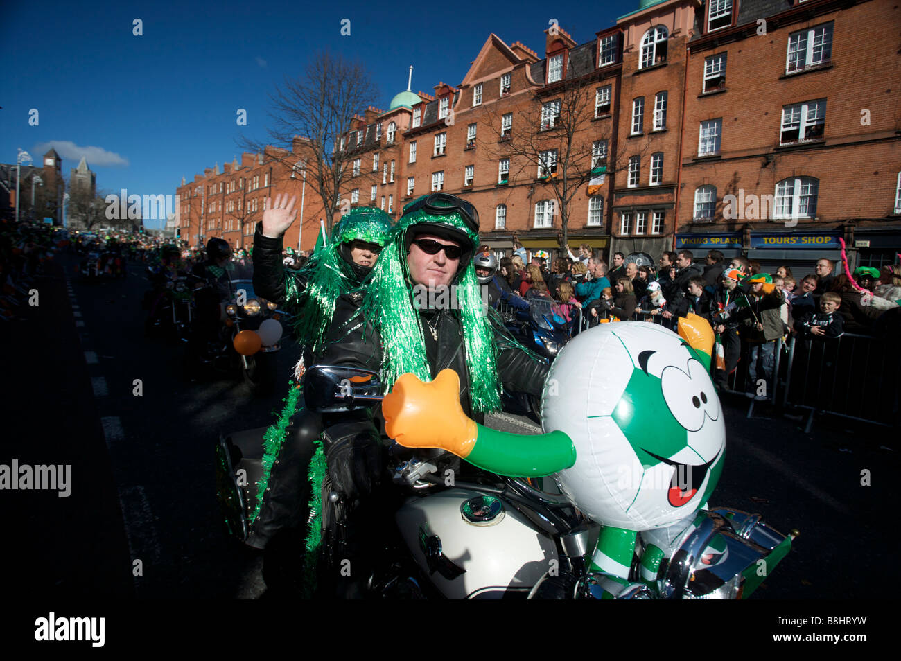 Die Teilnehmer, Zuschauer und Zeichen und Parade Zuschauer in der St. Patricks Day Parade, Dublin, Irland Stockfoto