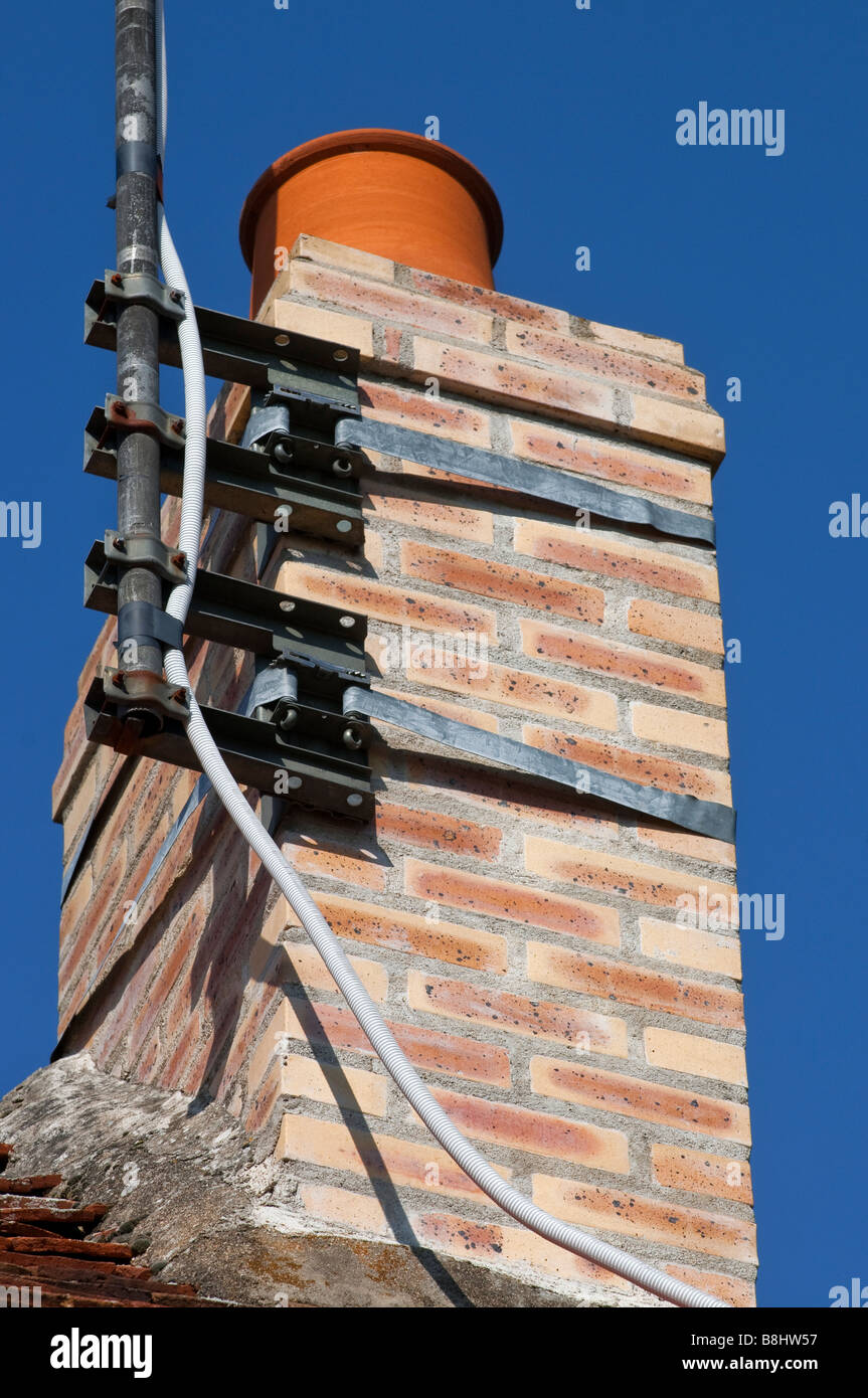 TV Antenne Halterungen auf gemauerten Schornstein, Frankreich. Stockfoto