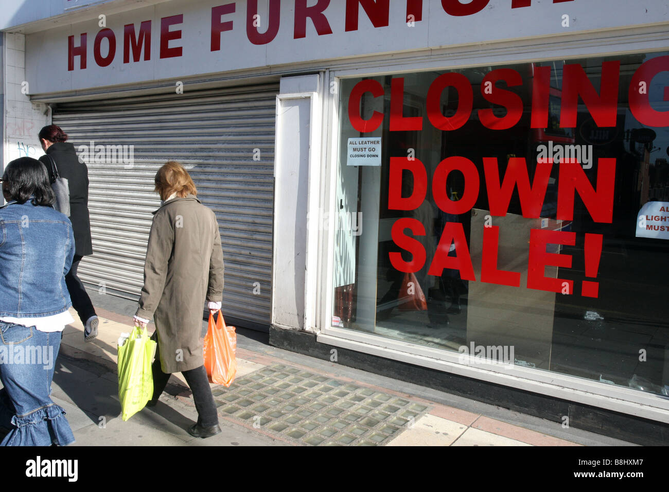 Ein leerer Shop vor kurzem geschlossen im rauen Wirtschaftsklima. Kilburn High Road, London. Stockfoto